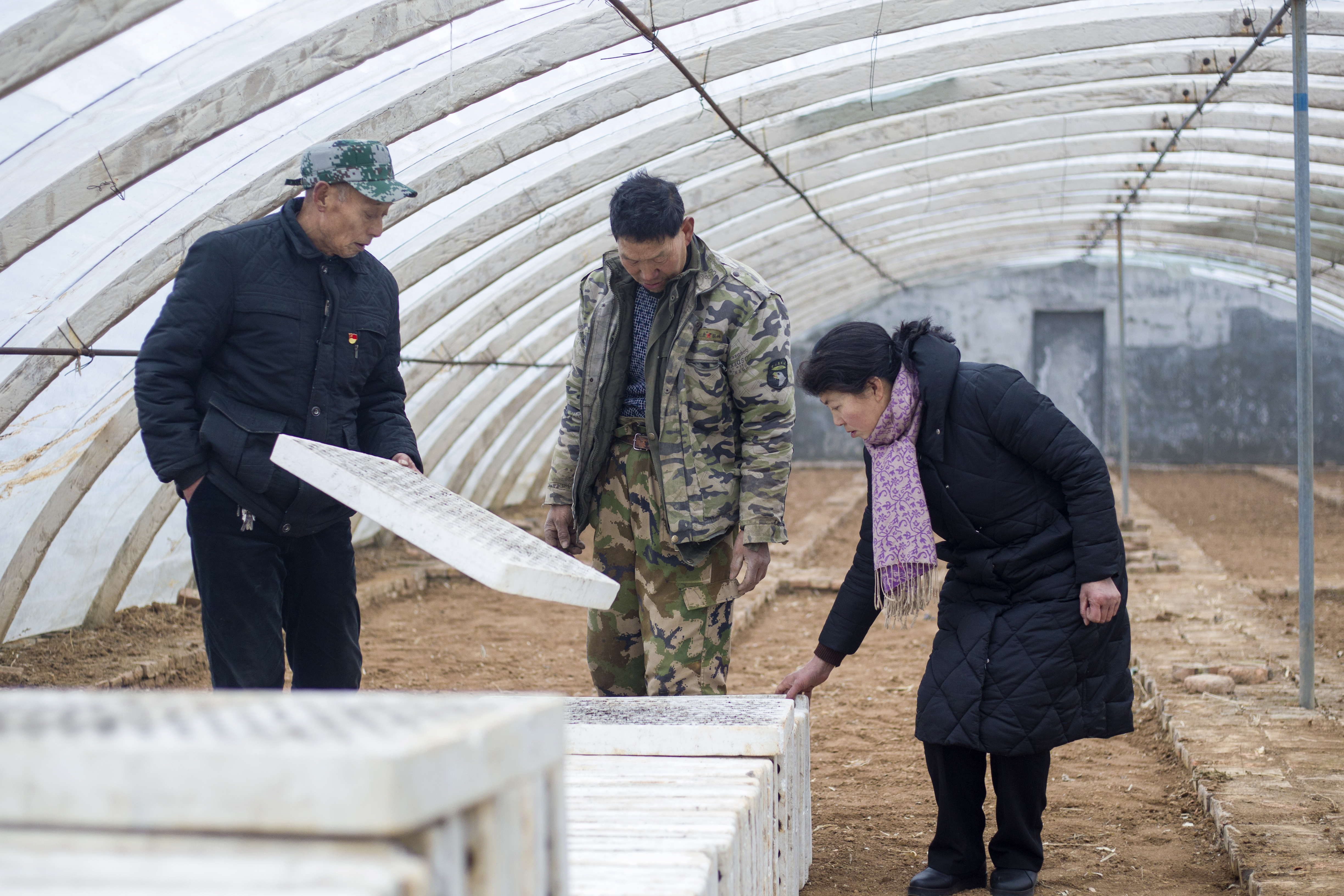 世界冠军母亲带全村留守女儿就业,世界冠军为小女孩圆梦