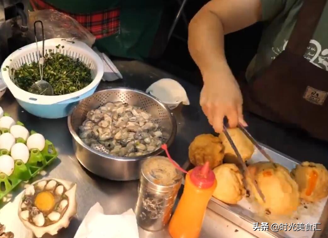 胖大姐做油炸包子，一个包子50元没人嫌贵，天没黑就有人来排队