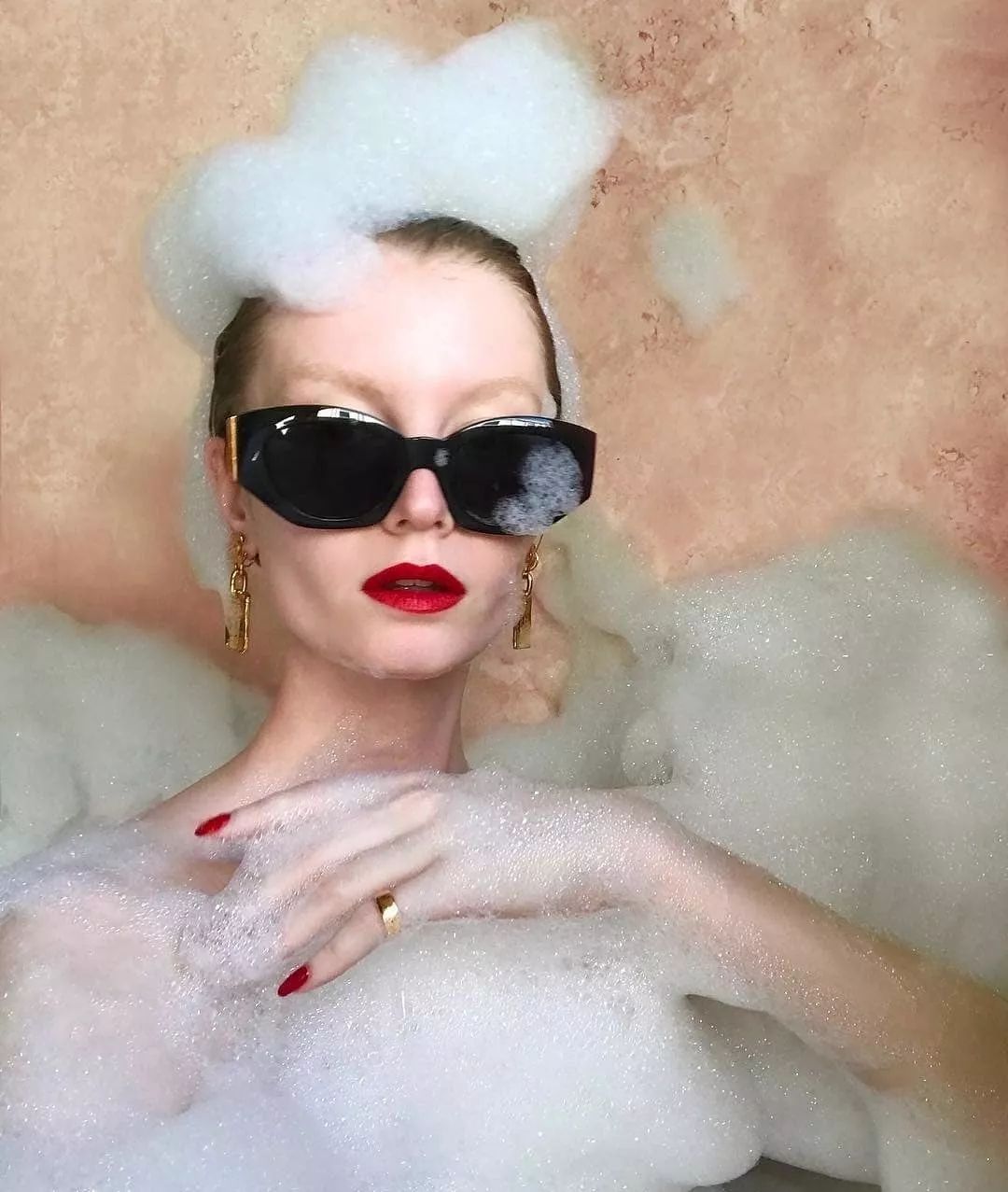 女人为什么总是爱买衣服,爱买衣服的女人有多好配音