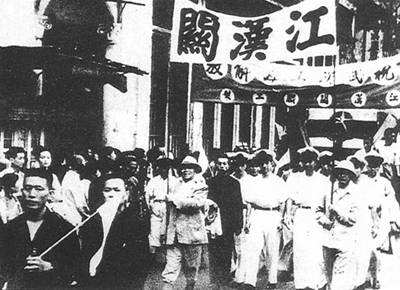 三股力量开出“条件”拉拢这位国军中将，为何他最后选择率部起义