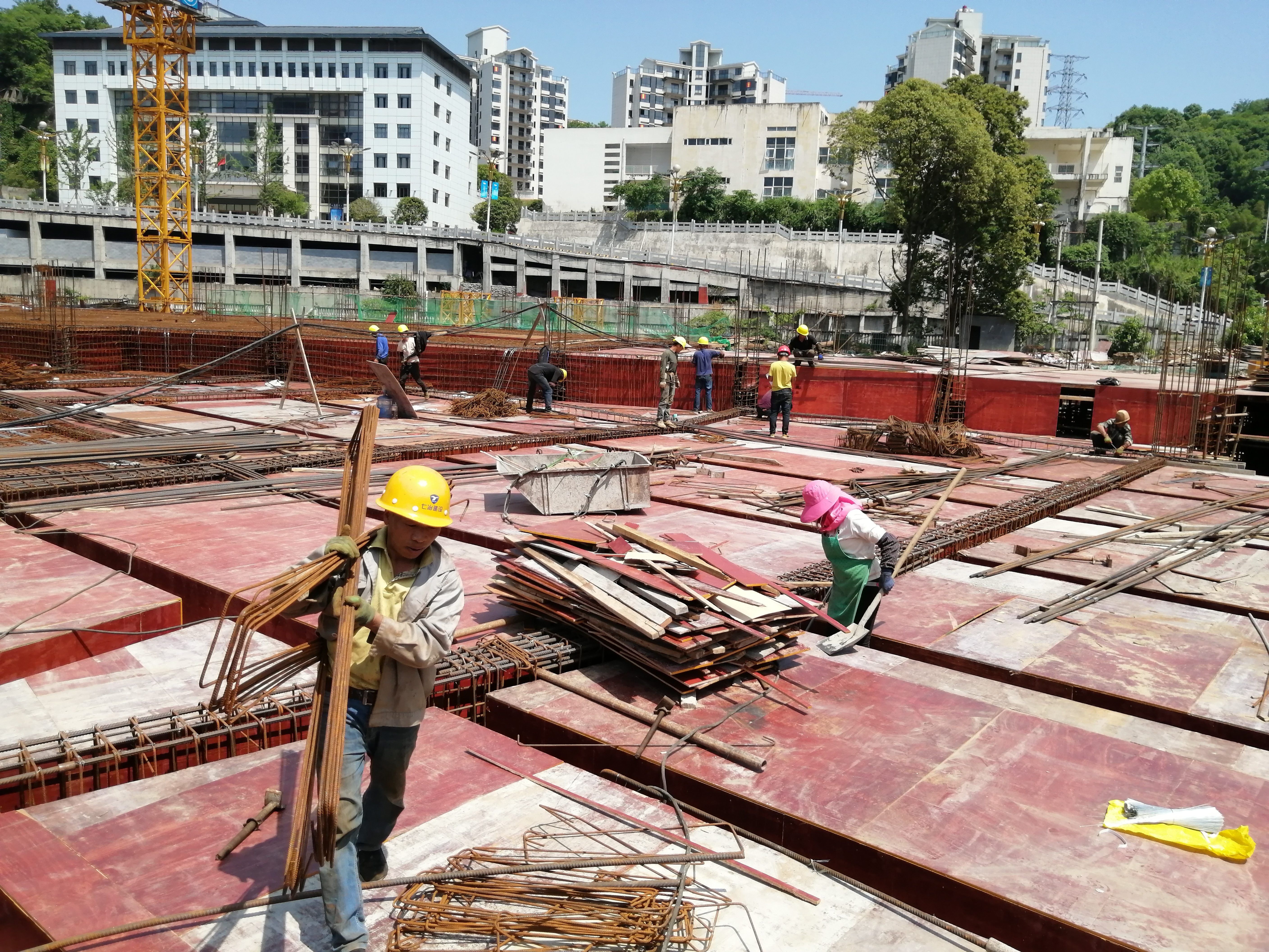 中建四局遵义战高温抢工期，正习高速复兴特大桥右幅中跨合龙
