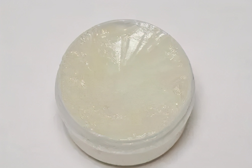 冬天手变得粗糙怎么办,冬季腿部胳膊干燥起皮用什么护肤