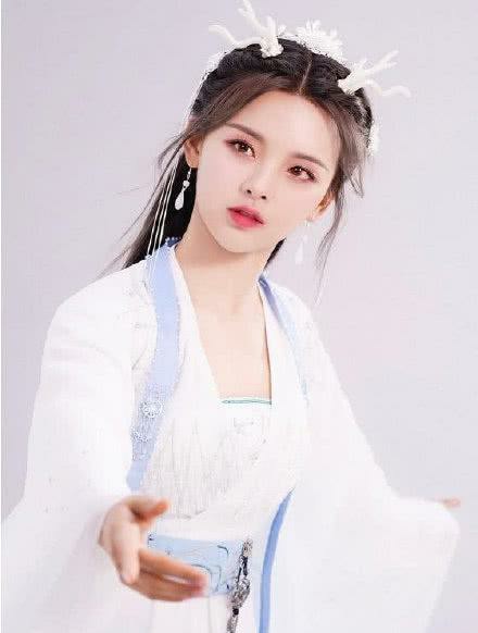 因爱哭连上热搜，唱歌破音却红的发紫，网友：这是什么神仙运气