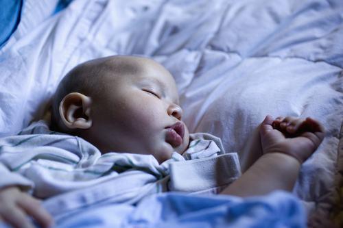 “吃neinei”,为了让孩子听话睡觉,奶奶让孙子吃自己的