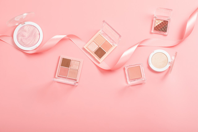 女孩子偷偷的开始学化妆,喜欢学化妆可惜年龄大了