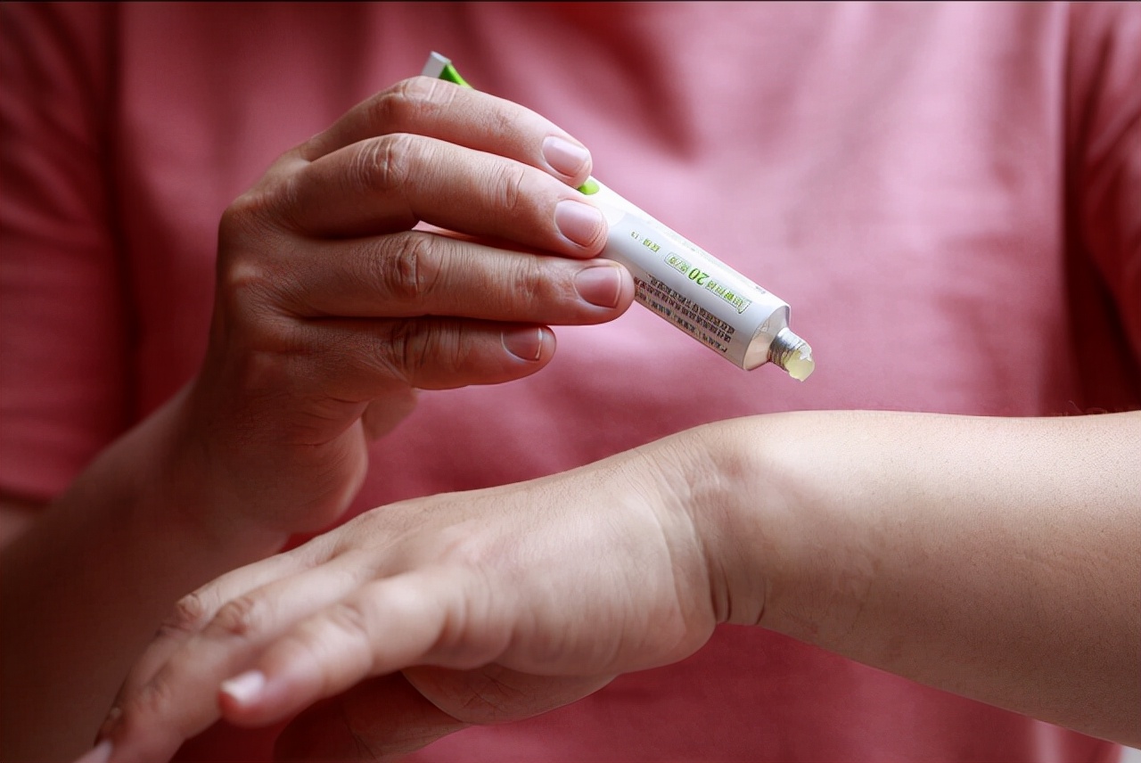 2块钱一支的红霉素软膏3个功效,红霉素软膏几块的和几十的区别