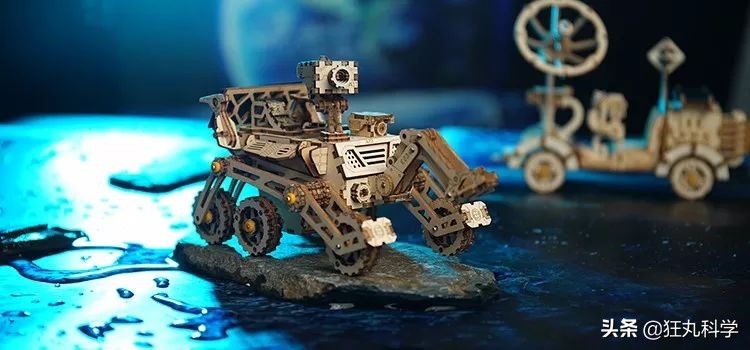 用老式胶片放映机改造投影过程,用木板拼出的老式电影放映机