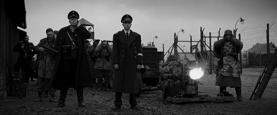 《冒牌上尉》:19岁少年逃兵的刽子手生涯,极权主义下的人性拷问