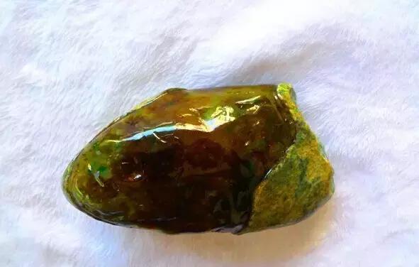 见惯了宝玉石，它的原石长啥样？有些毫不起眼，捡到千万别丢……