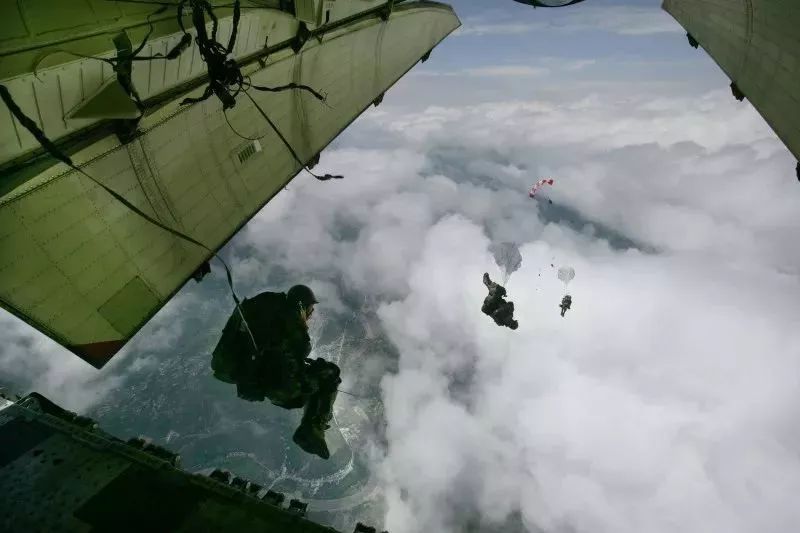 十一年前汶川跳伞,汶川十一年嫁人