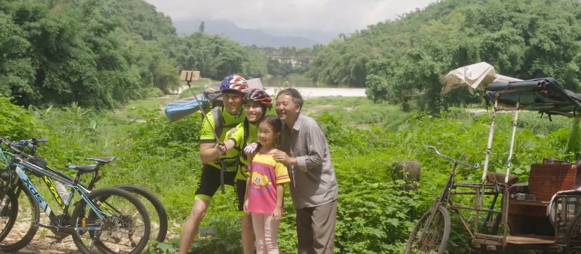 五十岁穷苦老汉24年前收养女弃婴,穷困老汉蹬三轮养了十二年的弃婴