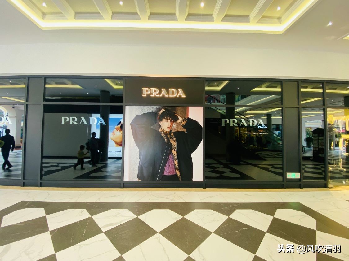 成都一个“意式”小镇火了，购物便宜品牌繁多，3500个免费停车位