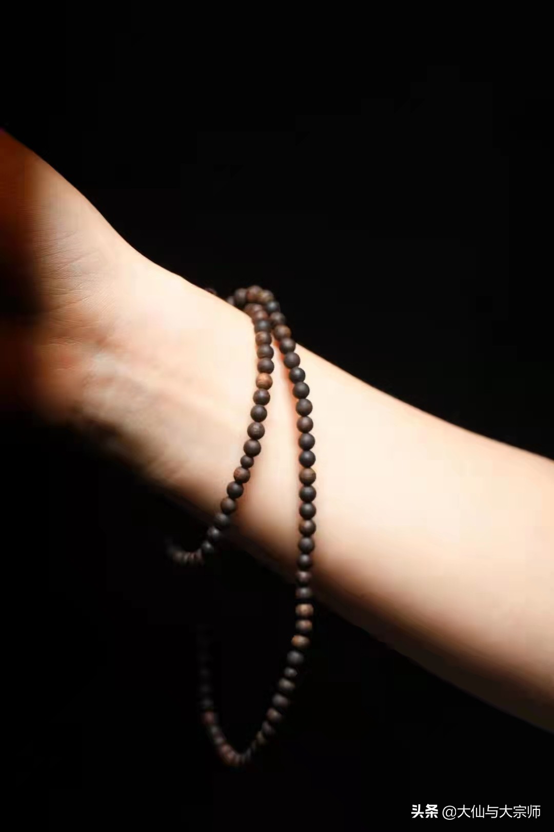 1串43克的绿奇楠手串目前价位多少,100元左右的奇楠手串是真的吗