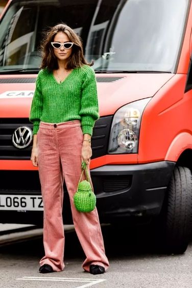 秋冬v领毛衣怎么搭配好看,什么颜色的v领毛衣比较百搭