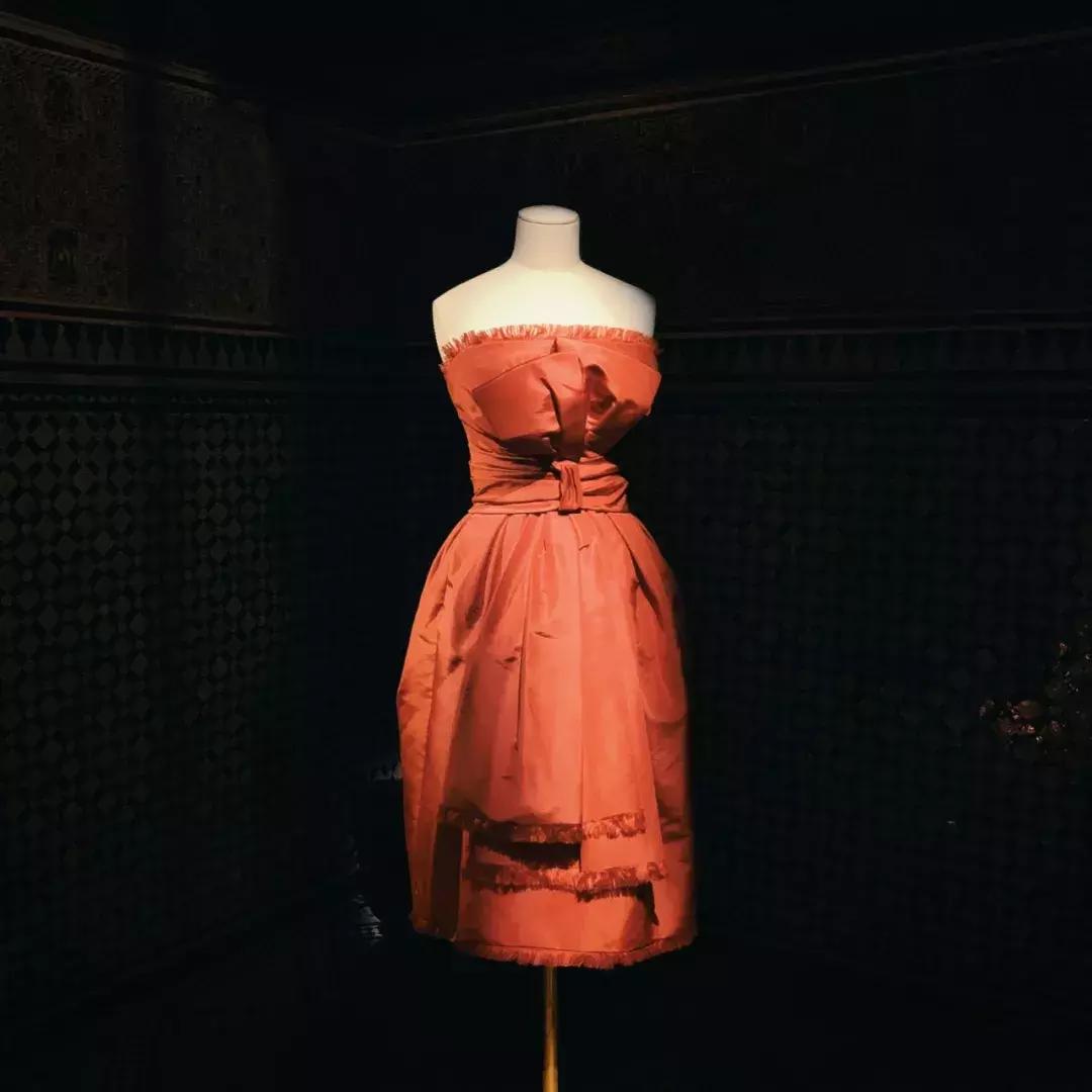 在摩洛哥皇宫，穿拖鞋看秀，是什么体验？