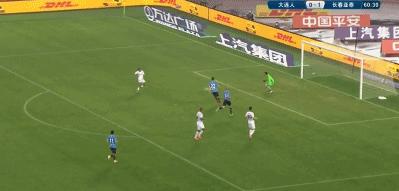 伟大的2-1！中超升班马爆发，裁判给点球引争议，板着脸解释