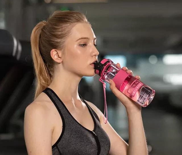 李易峰靳东水杯,靳东新剧底线同款水杯