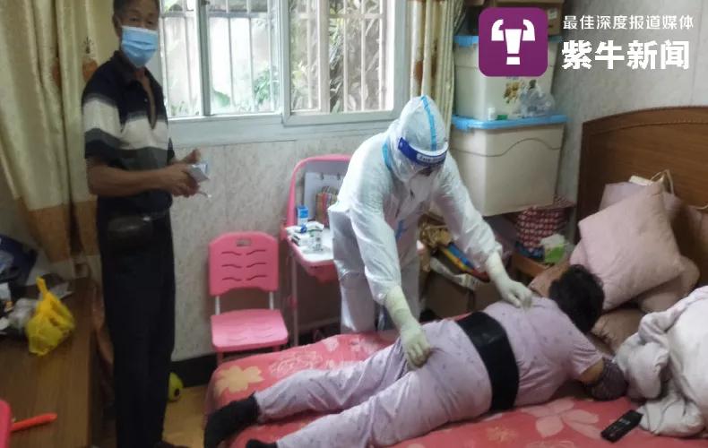 背上写着手机号码的社区医生：我怕穿上防护服居民们找不到我