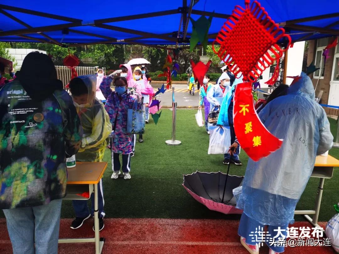 风雨中,“神兽”们返校了