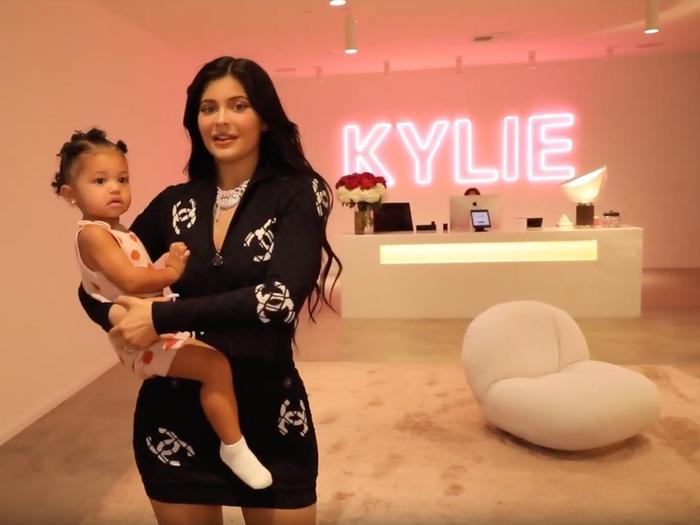 百亿富婆金小妹图片,百亿富婆金小妹惊吓反应好可爱