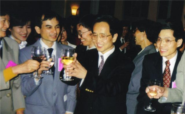 “气功大师”严新：80年代的大忽悠，跌落神坛后，狼狈逃往海外