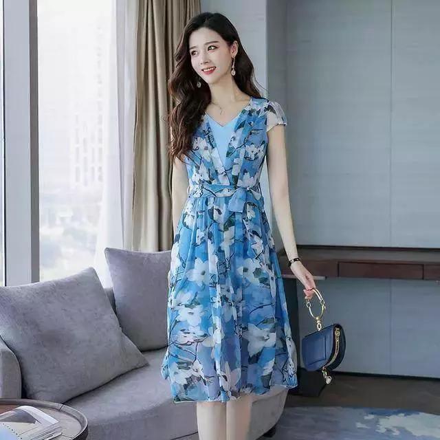 三伏穿的碎花连衣裙,现在的天气最适合穿这款连衣裙