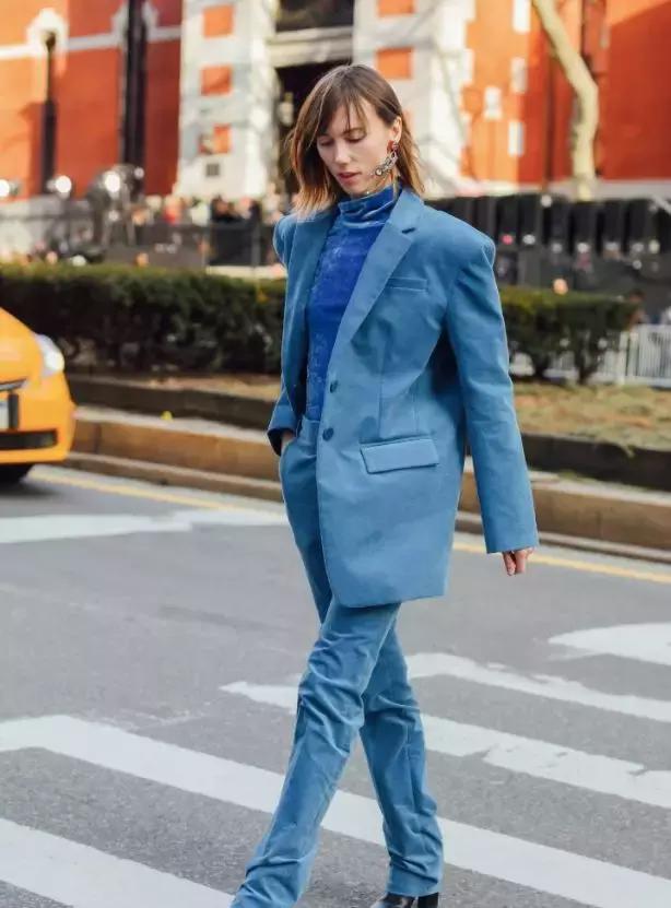 丝绒打底秋冬高级感 (今年秋冬丝绒要火高级又显气质)