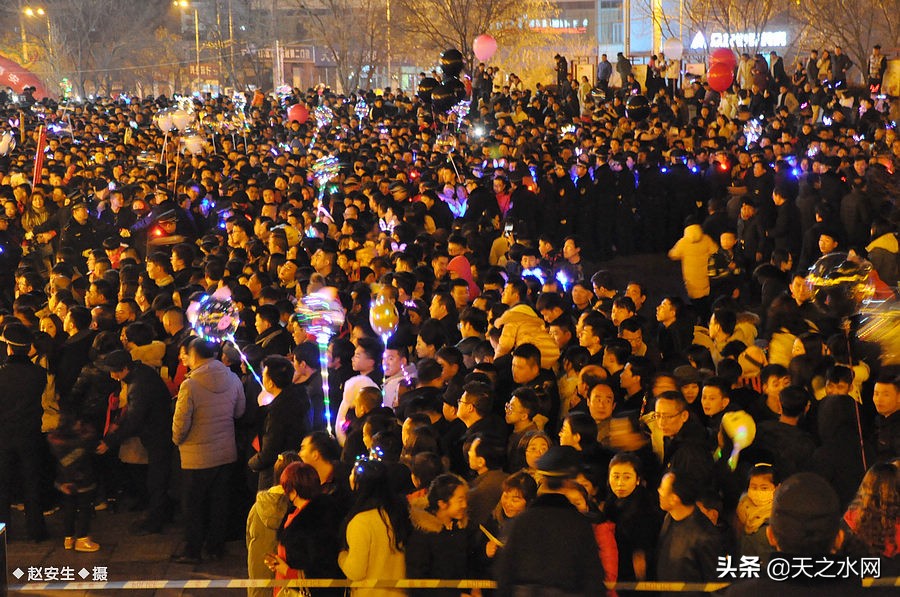 甘肃天水数万民众“上九朝观”祈福纳祥争烧头柱香!(组图)