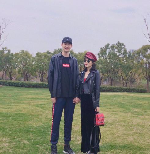 春天约会不穿裙装也美，六套情侣裤装时髦显活力，你的衣柜里也有