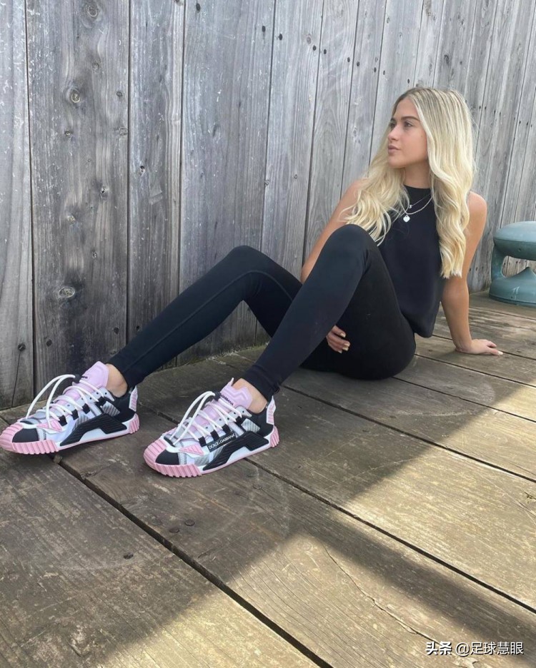 佳人相伴美滋滋！阿圭罗携22岁金发女友在伦敦度过了一难忘夜晚