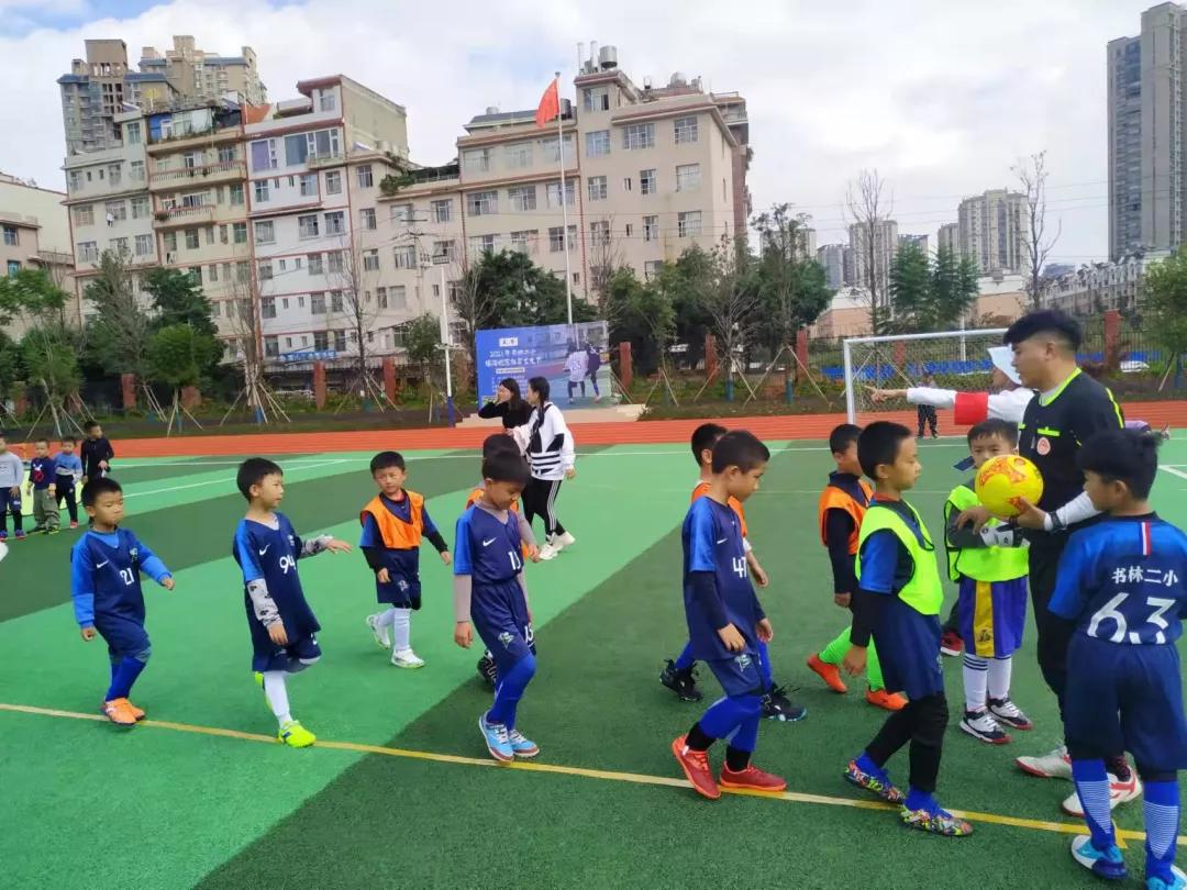 校园足球联赛充满激情,沙湾路小学班级足球联赛火热开赛