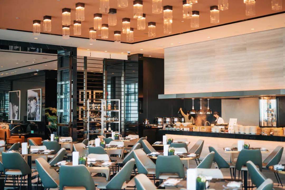 把繁华踩在脚下,将吃喝囊括周边。去长沙要住地标里