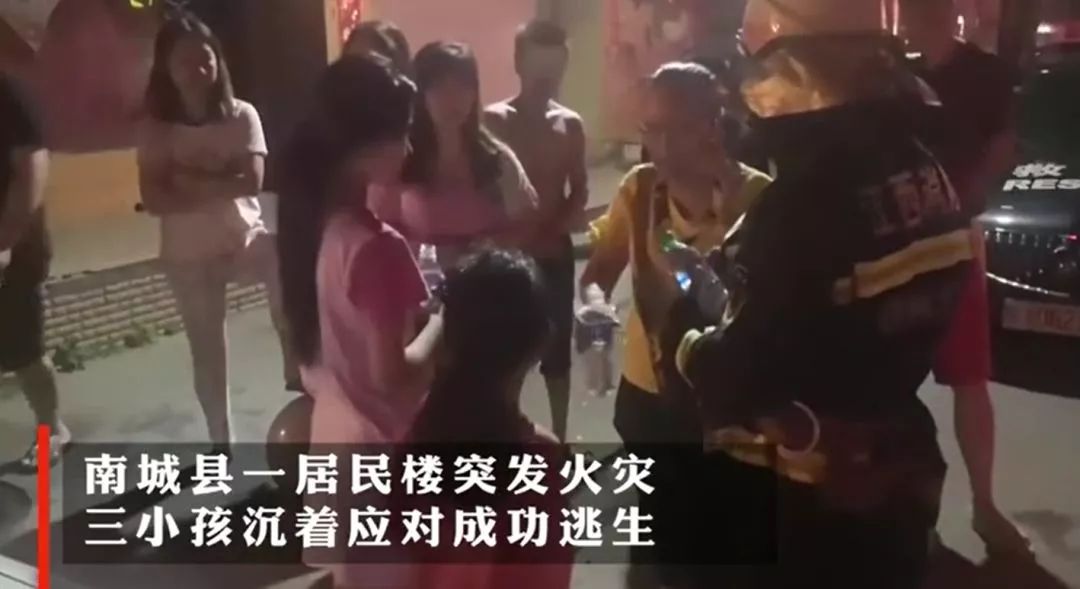 失火女孩“教科书式”自救,新闻发生浓烟教科书式自救