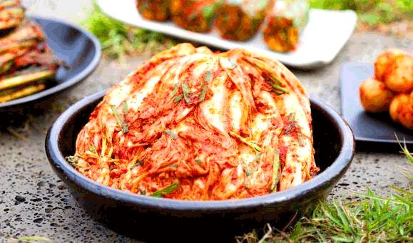 风味独特的四川泡菜制作及养护法，见证一坛传家泡菜的诞生