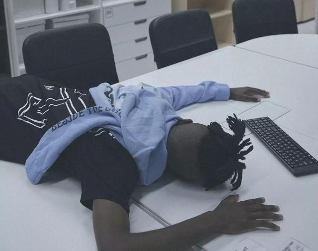 我分期买着几千的Supreme和AJ，老爸几百的羽绒服却都舍不得买！