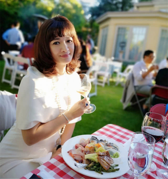 陈少霞富豪老公,陈少霞和老公聚会