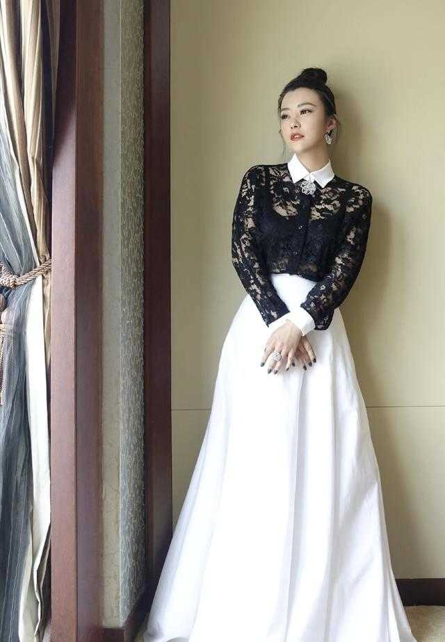 郝蕾身材真有料，穿黑色蕾丝上衣搭配白色半身裙，身材凹凸有致