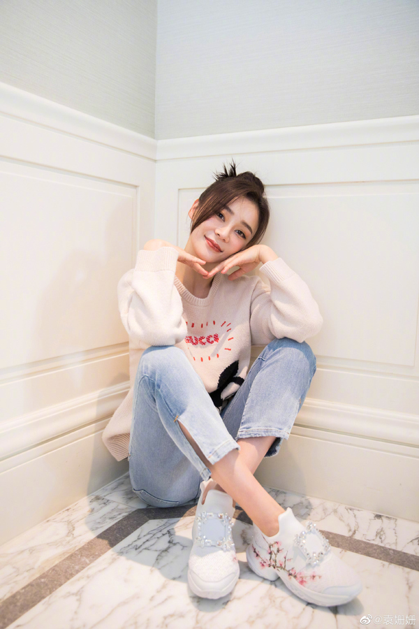 袁姗姗出门真壕气,穿5990夹克挎22350粉包,33岁依旧少女感十足