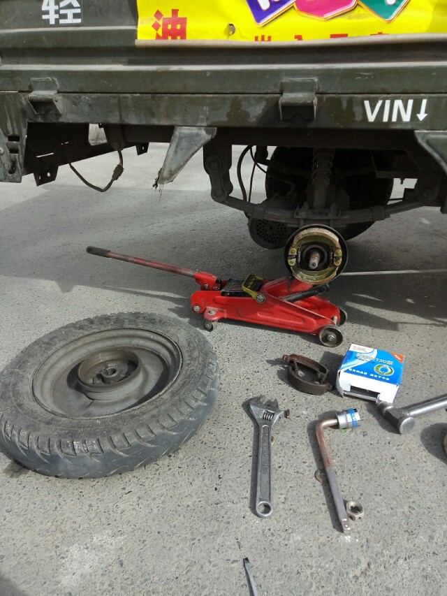 电三轮油刹刹车刹不住怎么办,电三轮刹车已经很紧了还是刹不住