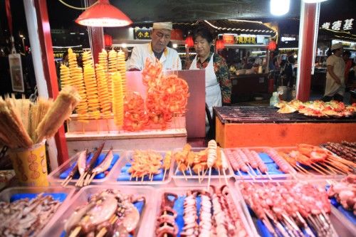 这座城以夜市美食闻名，传承千年彻夜灯火，通明人山人海