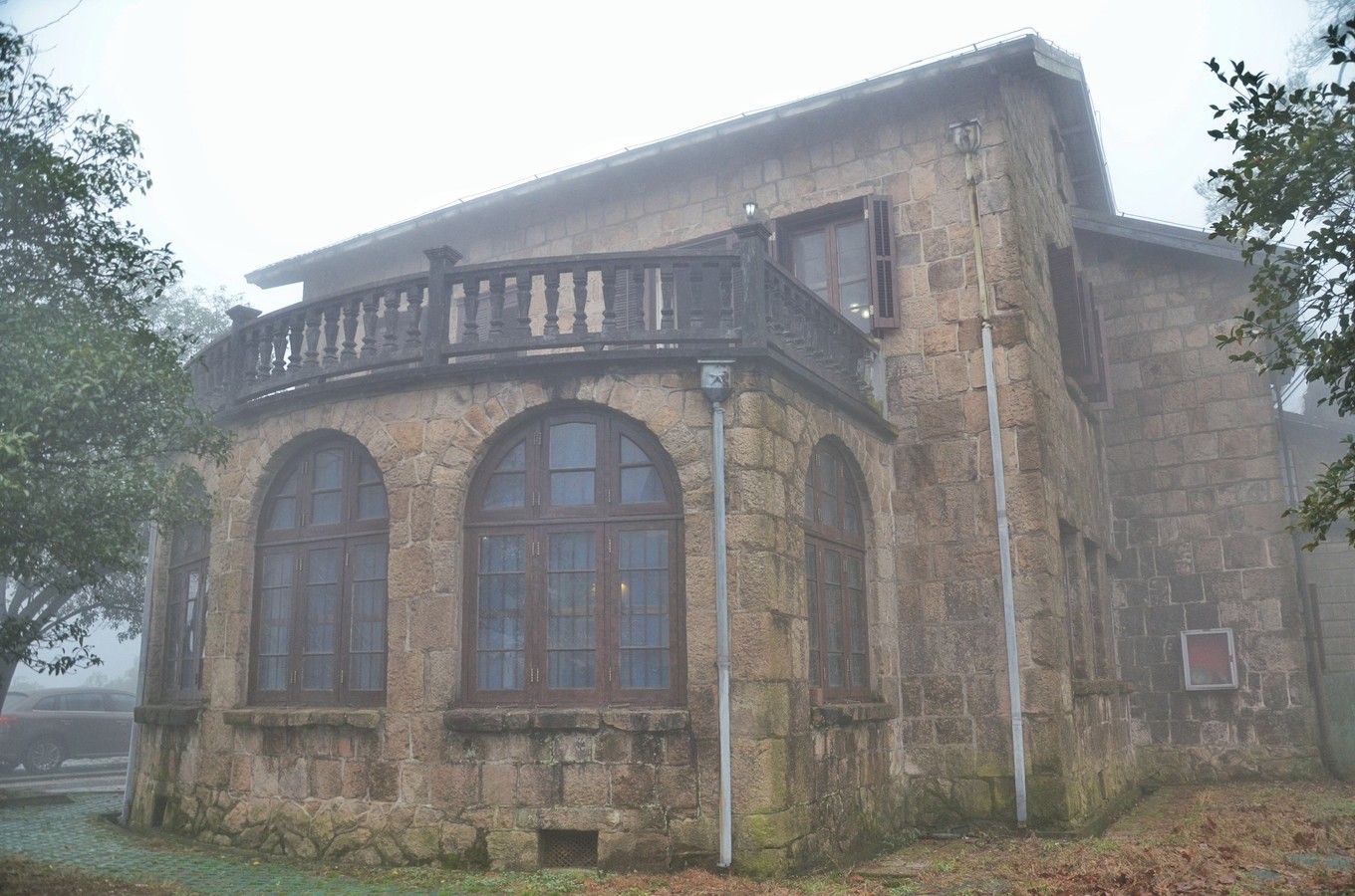 一座白楼，青山环绕，云卷雾舒～享受在莫干山野的娴静自由