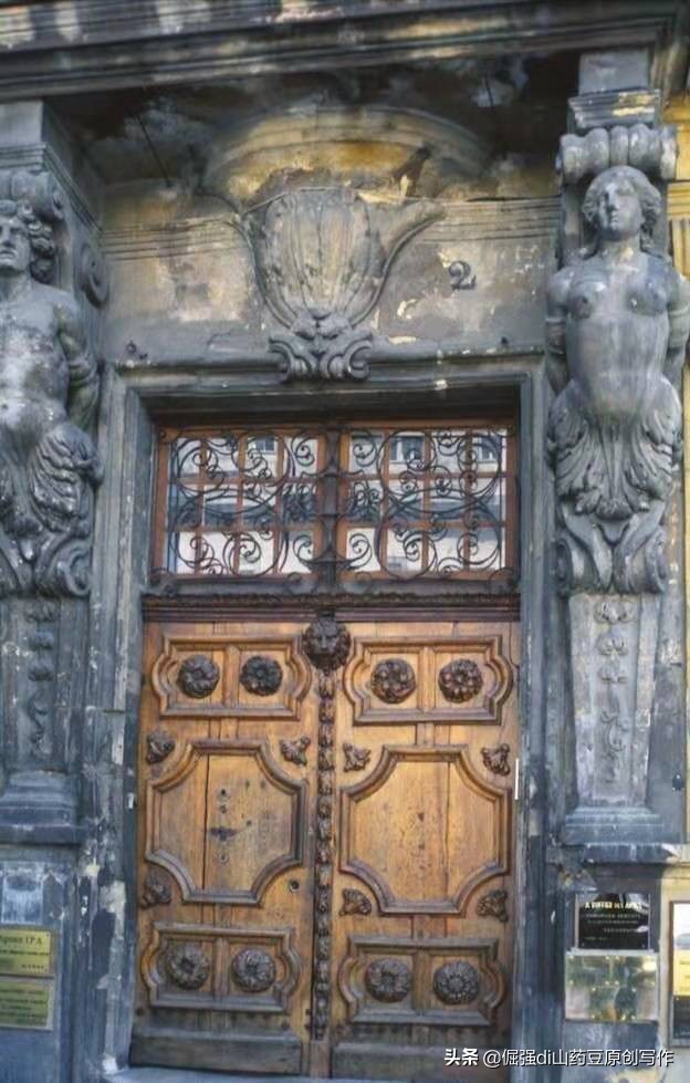 尘封历史往事,尘封的木制大门
