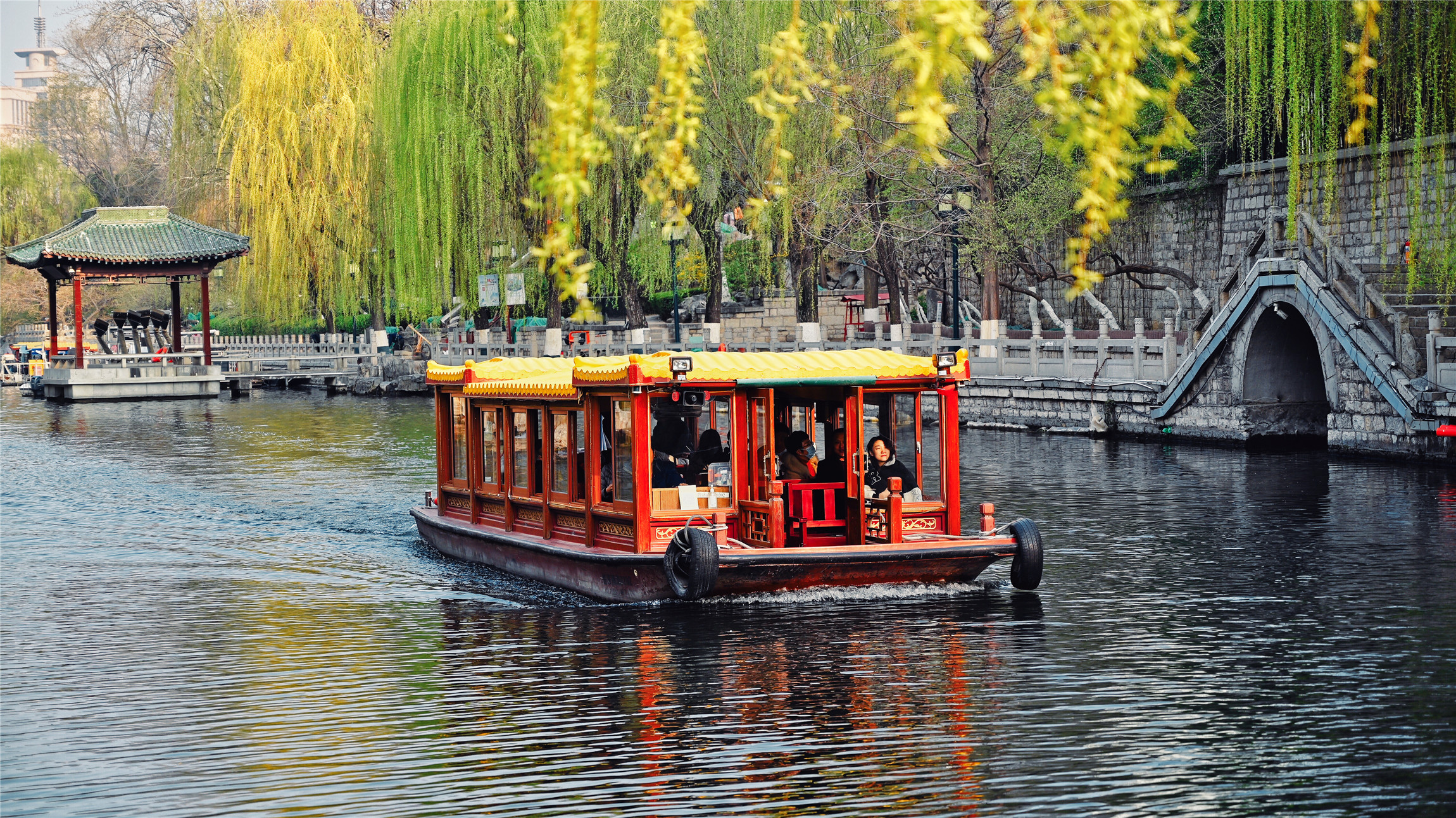 夜游济南护城河游玩攻略,济南坐船游护城河晚上还是白天好