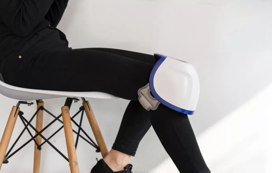 不用插电就能随时按摩膝盖！这位加拿大博士花20年拯救你的老寒腿