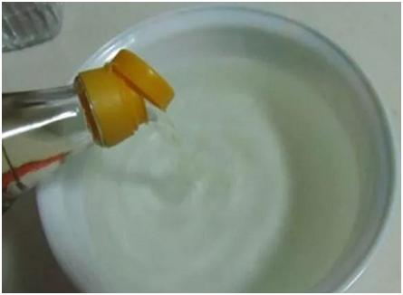 怎样才能去除运动鞋白边上的树汁,运动鞋白边脏刷不掉怎么洗