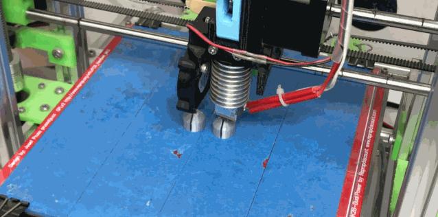 90后小伙自制飞行器出行,95小伙制作会飞的航母