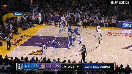 詹姆斯的传球意识到底有多强,35岁詹姆斯抢断湖人