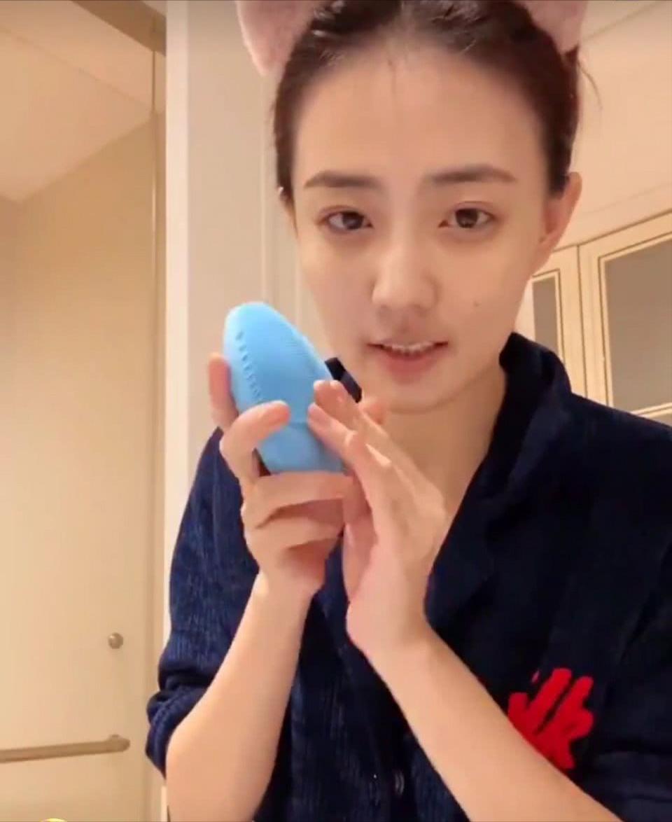 戚薇美妆推荐妆前乳,戚薇赵露思同款直发梳