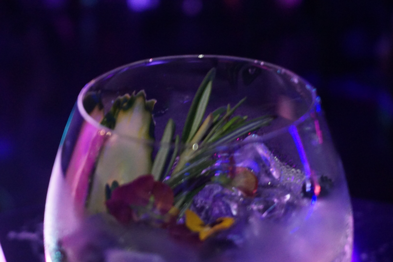 粉色羽毛、星空灯、透明泡泡，没错，一起来好久不见约听歌啊