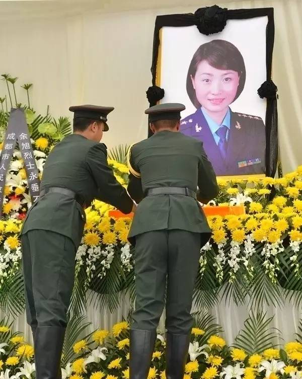 金孔雀余旭的最后一程：36万群众手捧菊花送别，墓前4架飞机模型